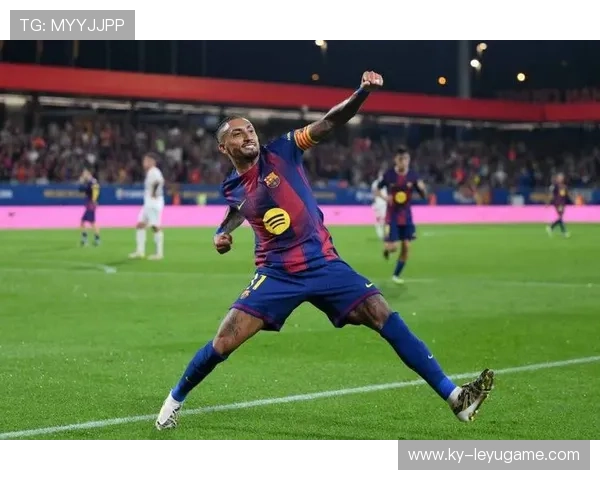 巴萨连续传递三角配合，拉菲尼亚禁区内爆射得分